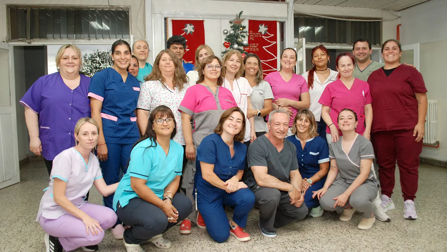 En el Hospital. El enfermero Claudio Poliero con 41 años de servicio junto a sus compañeros en la guardia de fin de año