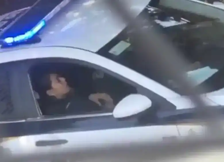 Los policías fueron grabados mientras tenían relaciones en un patrullero.