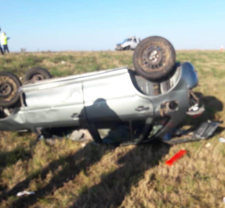 Una maniobra de sobrepaso terminó con un vuelco en la banquina