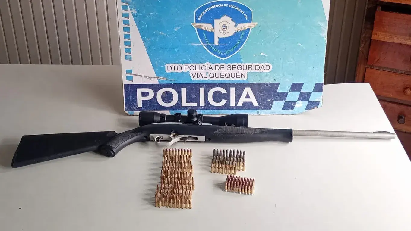 El arma larga con mira telescópica y las municiones, fueron secuestradas por los policías
