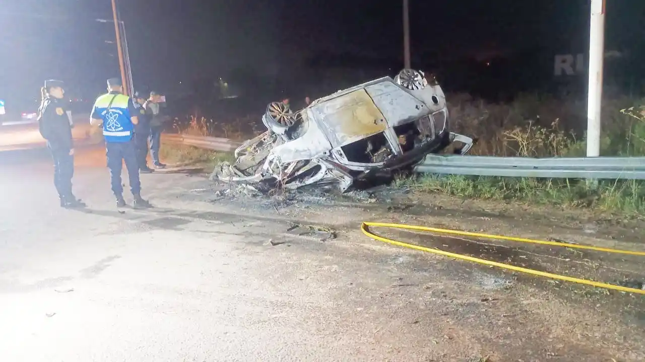 Cuatro fallecidos y una mujer en grave estado tras el vuelco e incendio de un vehículo en la autovía