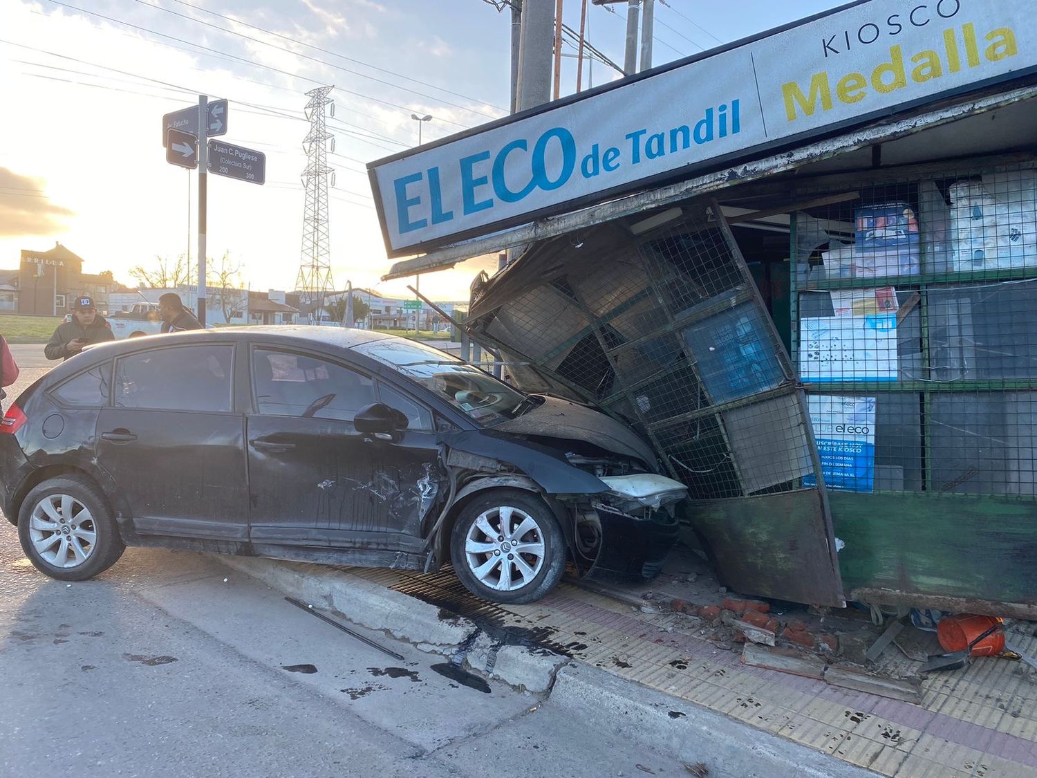 Fuerte choque en Falucho: un auto terminó incrustado en un puesto de diarios