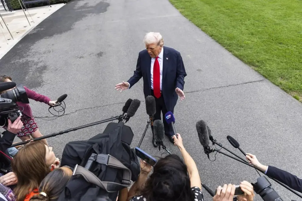 El presidente estadounidense, Donald Trump, habla con los periodistas al salir de la Casa Blanca para realizar una visita de Estado de tres días al Reino Unido, en Washington. EFE