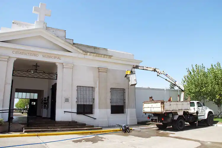 Tareas de pintura en el cementerio