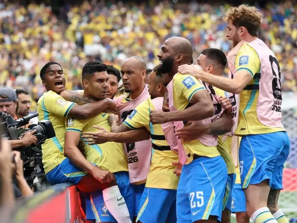 Con un gol agónico en el sexto minuto de descuento, Brasil se lo dio vuelta a Japón y se metió en octavos de final