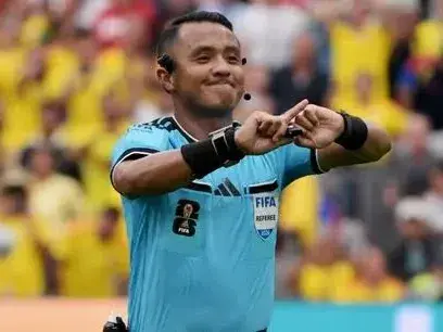 Iván Bartón, el juez salvadoreño que arbitrará la semi entre franceses y españoles. Foto:FIFA
