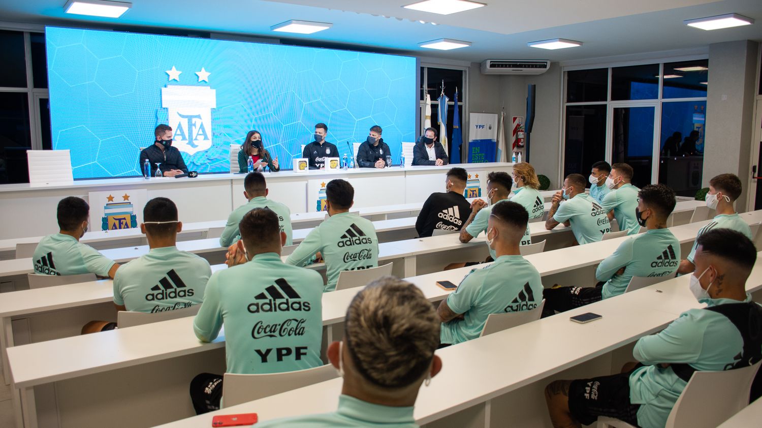 El seleccionado de fútbol sub23 recibió la bandera argentina antes del viaje a Tokio