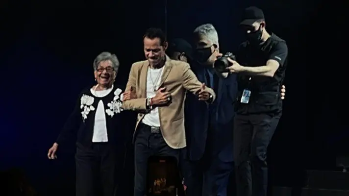 Marc Anthony vuelve a lucirse en vivo y le cumple sueño a abuelita de 95 años (Video)
