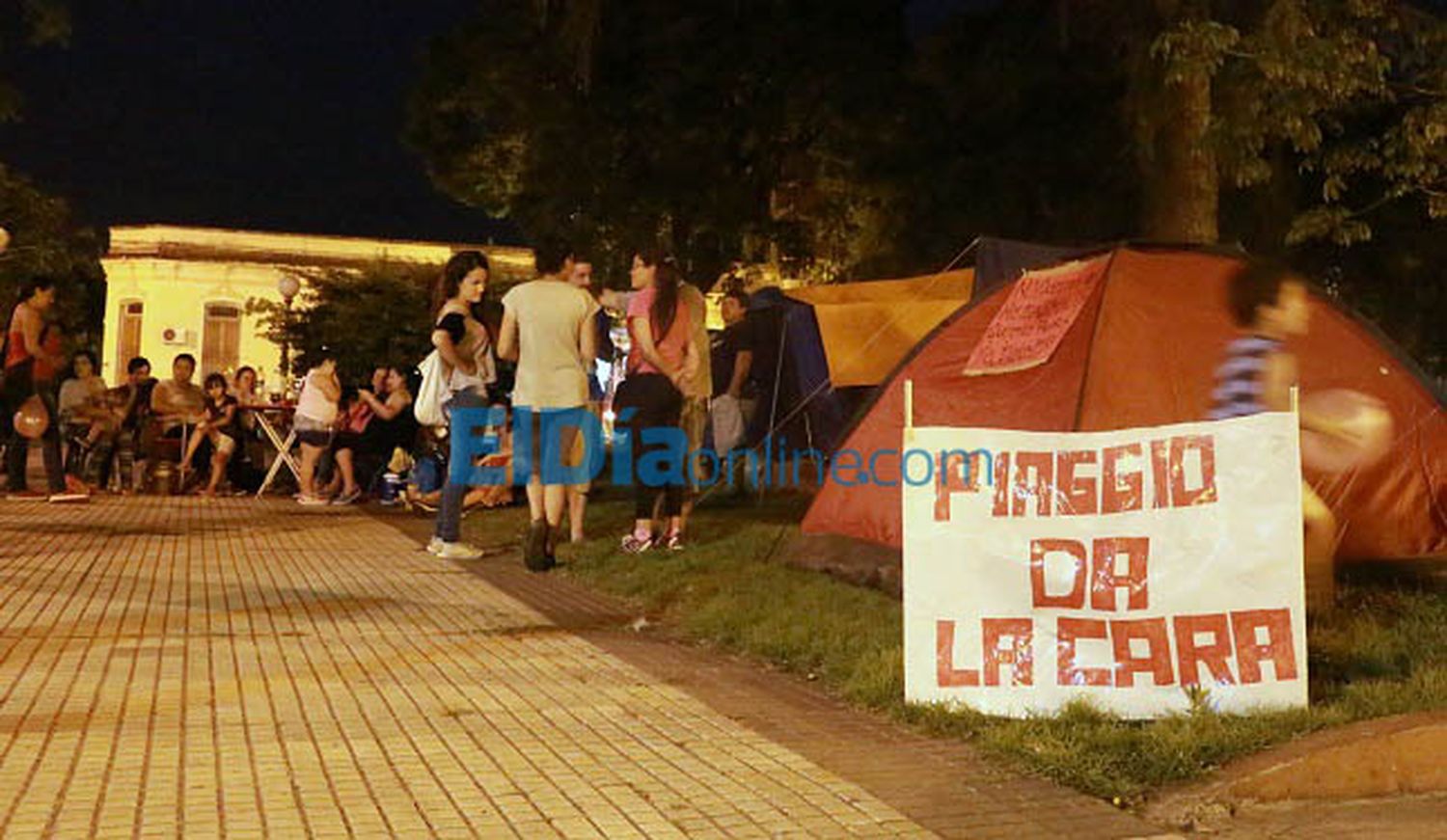 Autoconvocados por viviendas acampan frente al Municipio