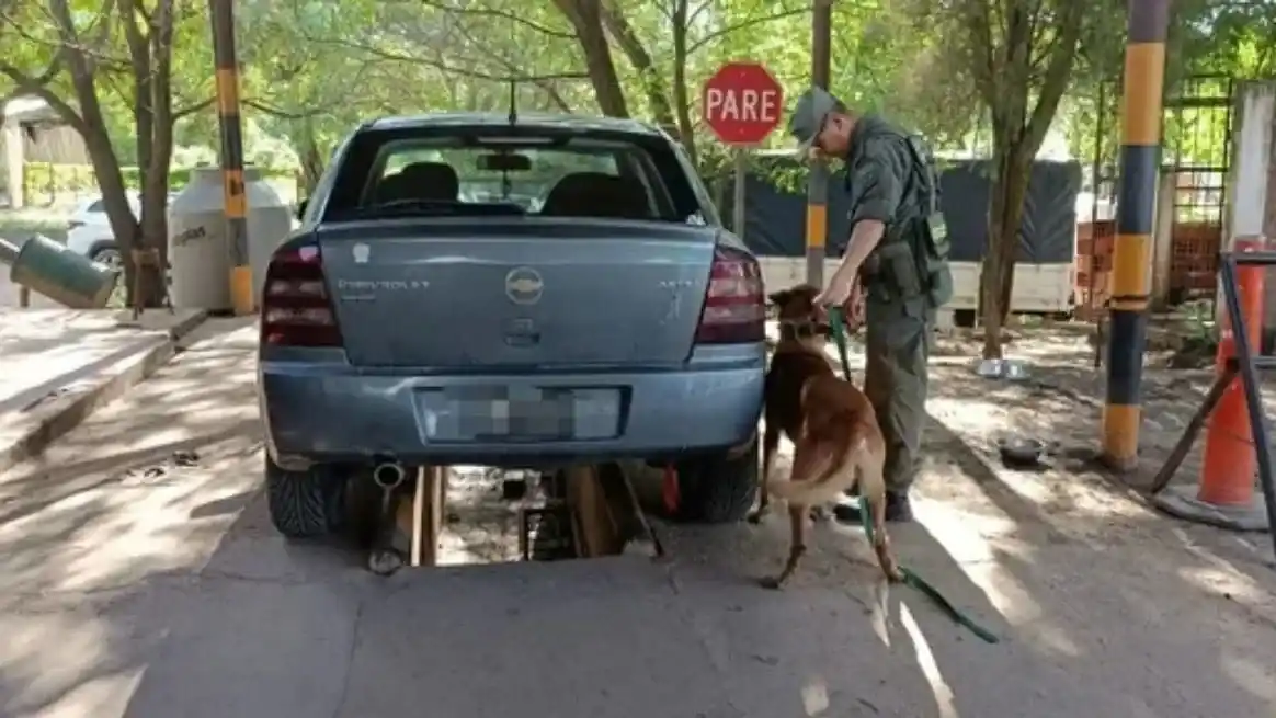 Viajaban con su hija por la Ruta 34 y les encontraron 23 kilos de cocaína ocultos en el baúl