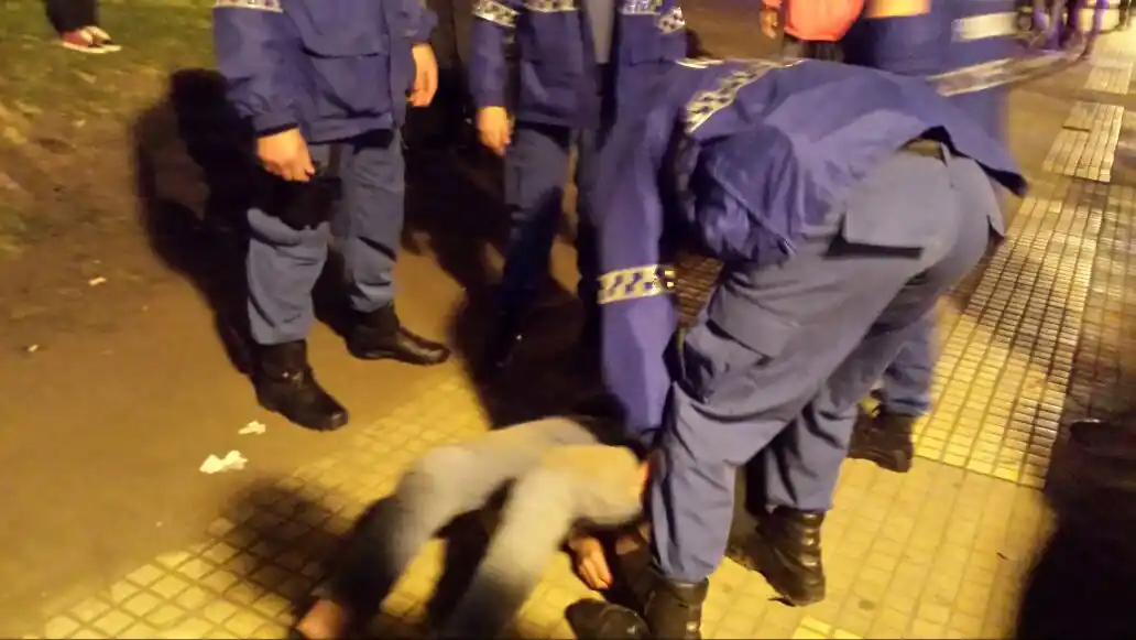 Lo linchan por robarle el celular a un nene