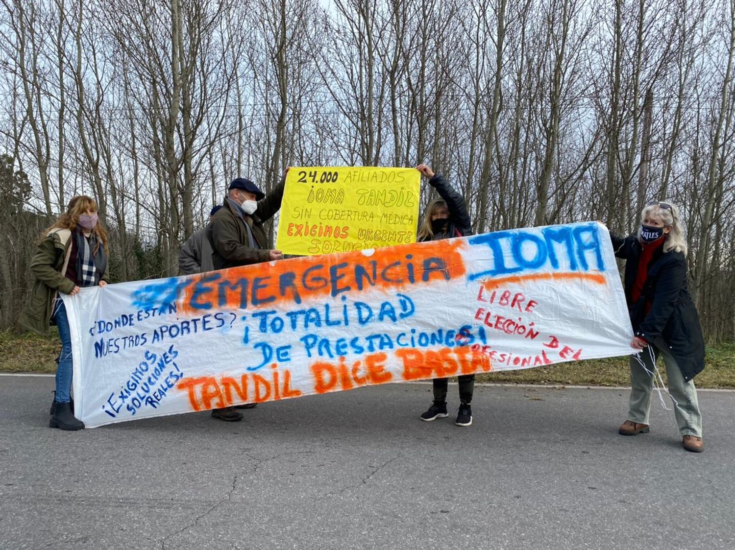 Mientras Kicillof presentaba el plan, un grupo de ciudadanos se manifestó a escasos kilómetros repudiando su visita a la ciudad