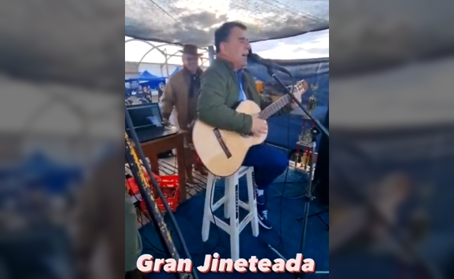 Azul: Bertellys, el intendente que canta y vuelve a su pasado artístico 