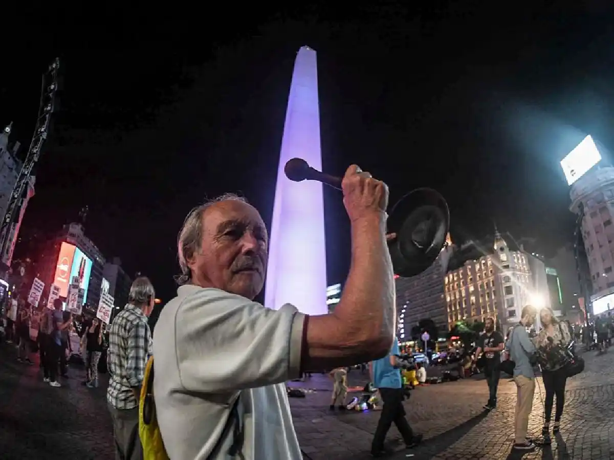 Con un "ruidazo" los vecinos protestaron por los aumentos en las tarifas