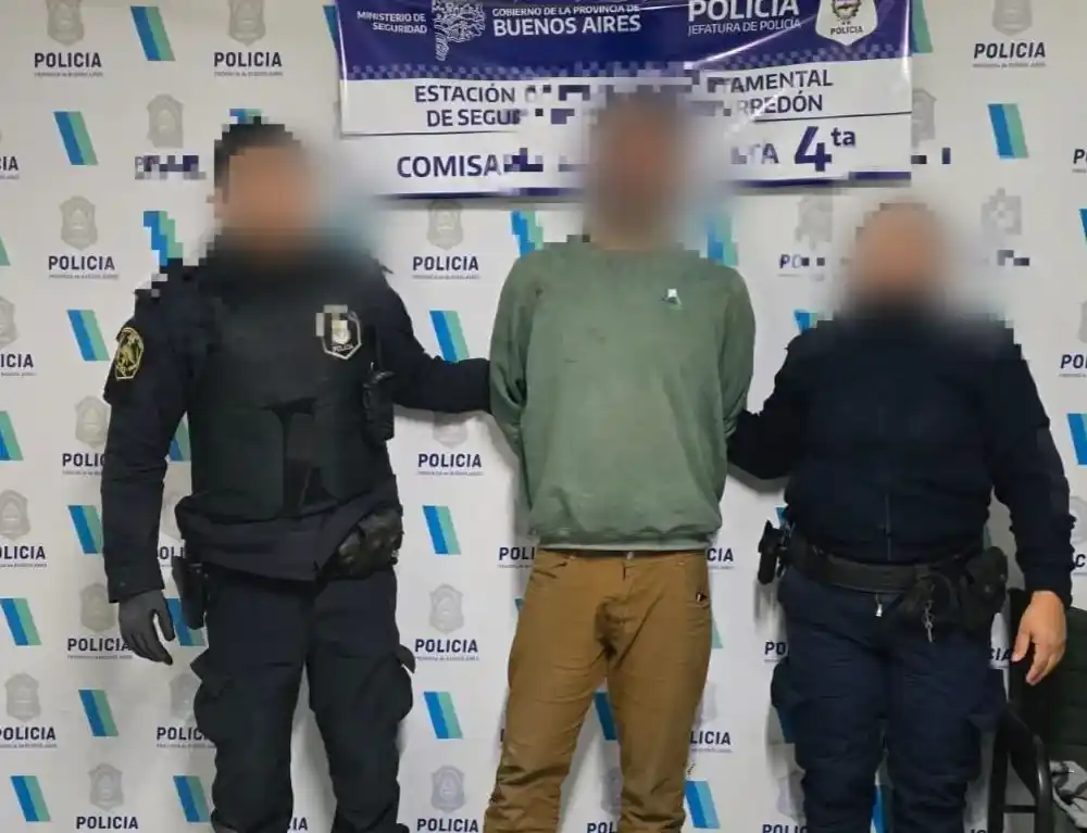 Uno de los tres detenidos por generar disturbios en la vía pública.