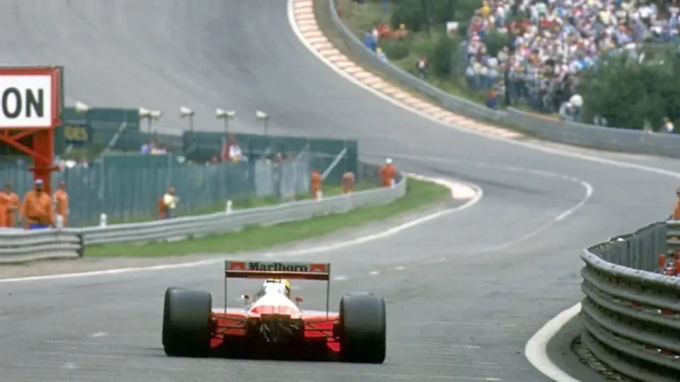 Ayrton Senna antes de tomar la curva Eau Rouge.