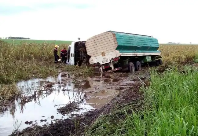 Ruta 20: Volcó un camión y el conductor debió ser hospitalizado 