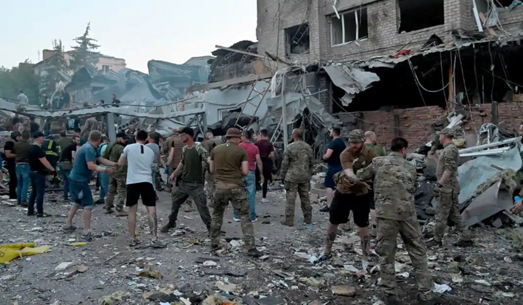 El bombardeo a un restaurante deja al menos 10 muertos y 60 heridos