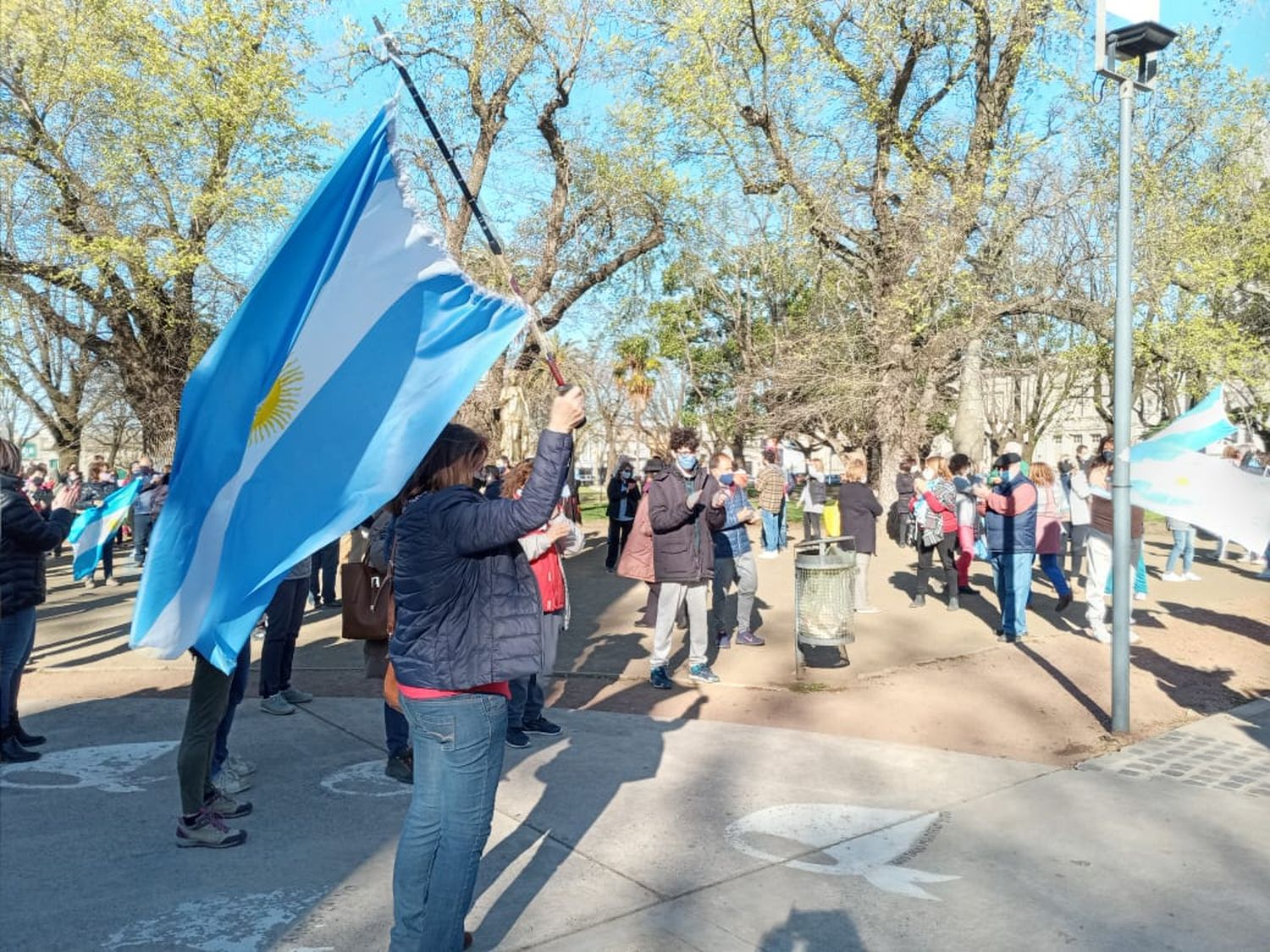 Más de cien personas se  manifestaron en la Plaza  Independencia contra el  Gobierno nacional