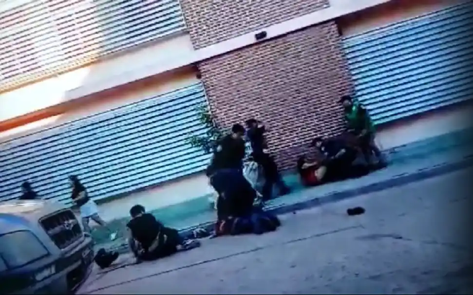 Tres detenidos por agredir a efectivos policiales y personal de Tránsito.