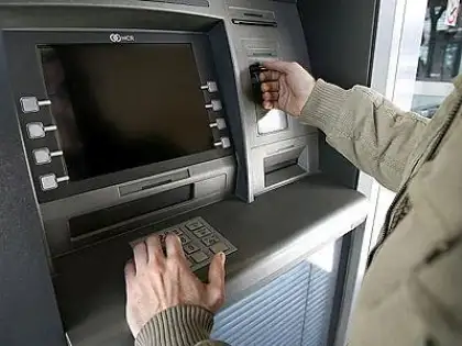 Realizan tareas de mantenimiento para asegurar servicios de cajeros los fines de semana largo