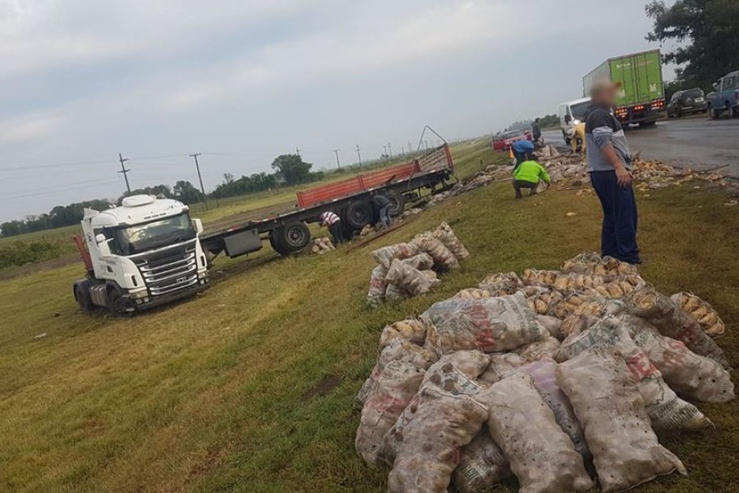 Un camión de papas volcó en Ruta Nacional 34 y toda la carga terminó en la cuneta