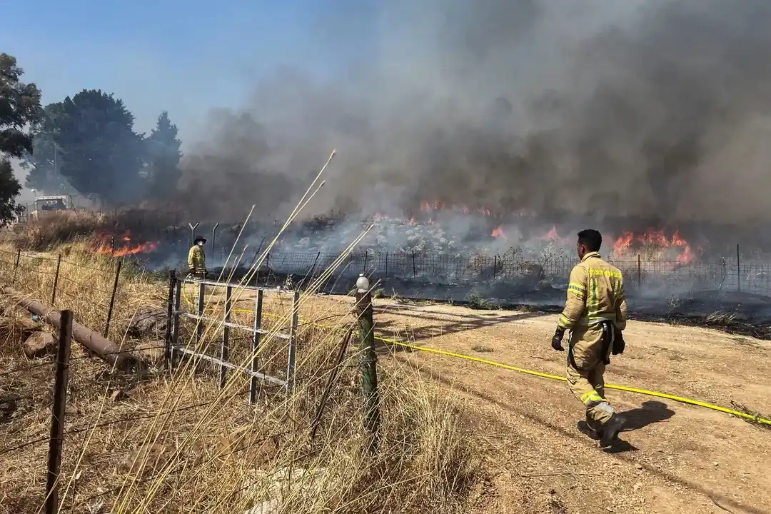 Bomberos israelíes trabajan tras los ataques con cohetes desde Líbano.