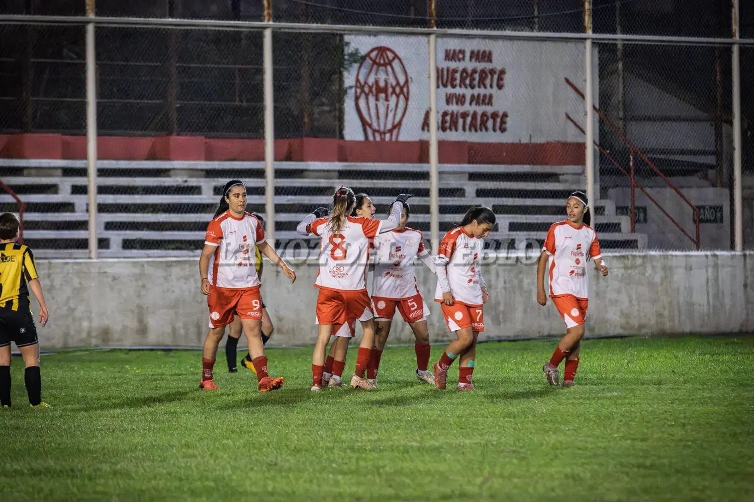 El festejo de Huracán en el primer gol de la noche ante El Nacional