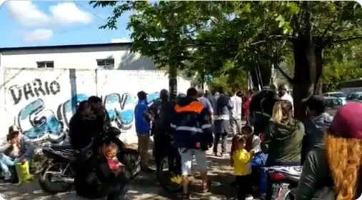 Largas filas en el primer día de inscripción para el refuerzo alimentario de $ 45.000 para adultos sin ingresos