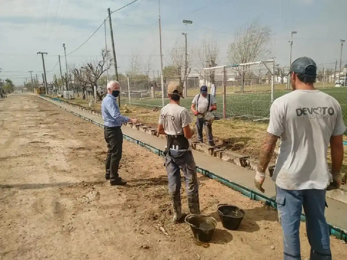Devoto: cordón cuneta en marcha sobre calle Chile   