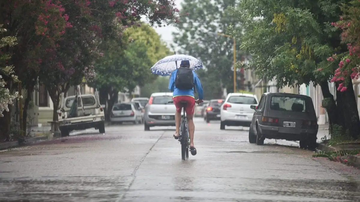 Continúan las lluvias en la ciudad este viernes: Cómo estará el fin de semana