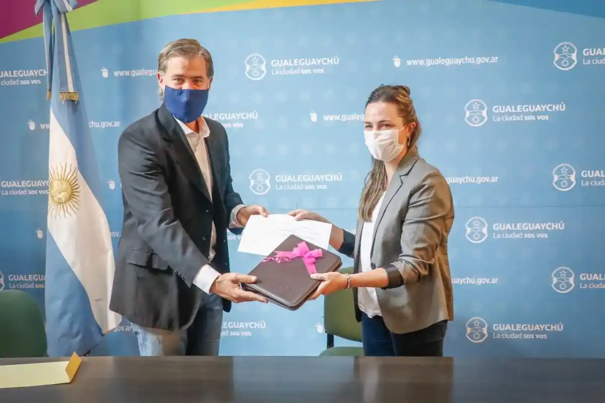 Trabaja 8 horas, es mamá y se convirtió en la primera Técnica en Gestión y Administración Pública