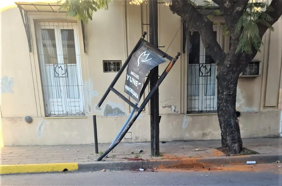 Trasladaron al motociclista que chocó contra un cartel en Belgrano y General Pueyrredón