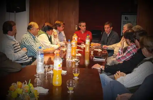 Precandidatos del FpV se reunieron con la Codegu y la Liga de Fútbol