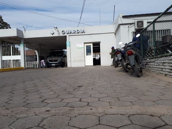 Un joven en grave estado tras ingresar al hospital con heridas de perdigones