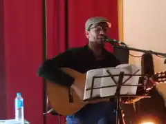 “La música se contagia”: Román Cosso, entre los escenarios y el aula