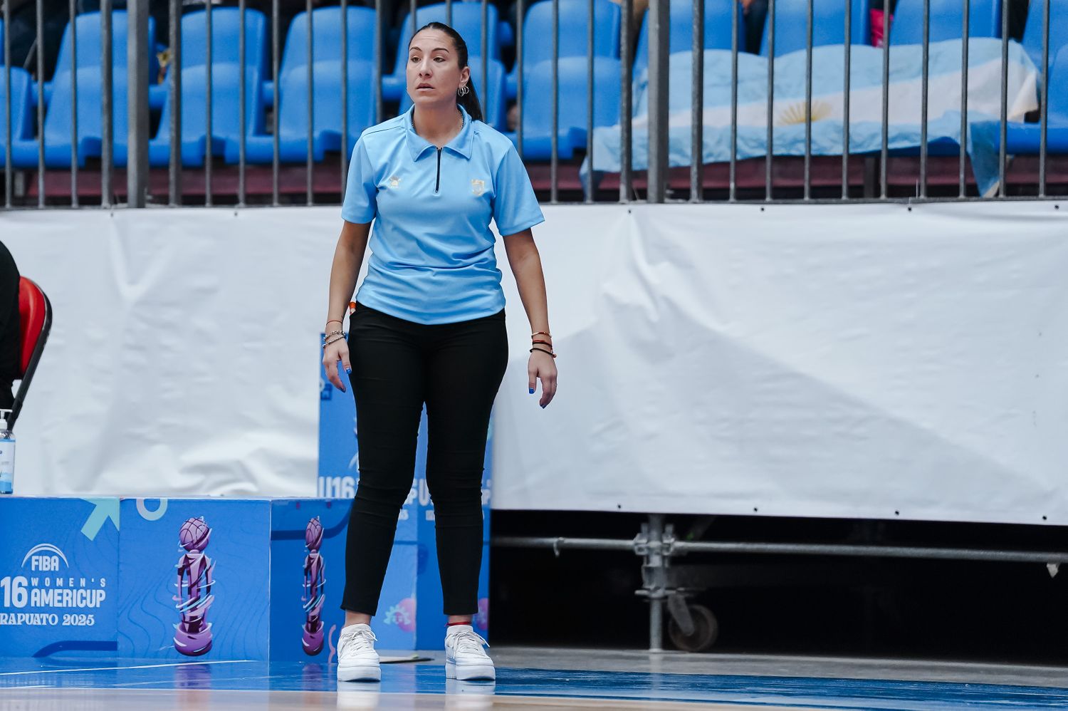 Daiana Di Benedetto dirigiendo a la Selección.
