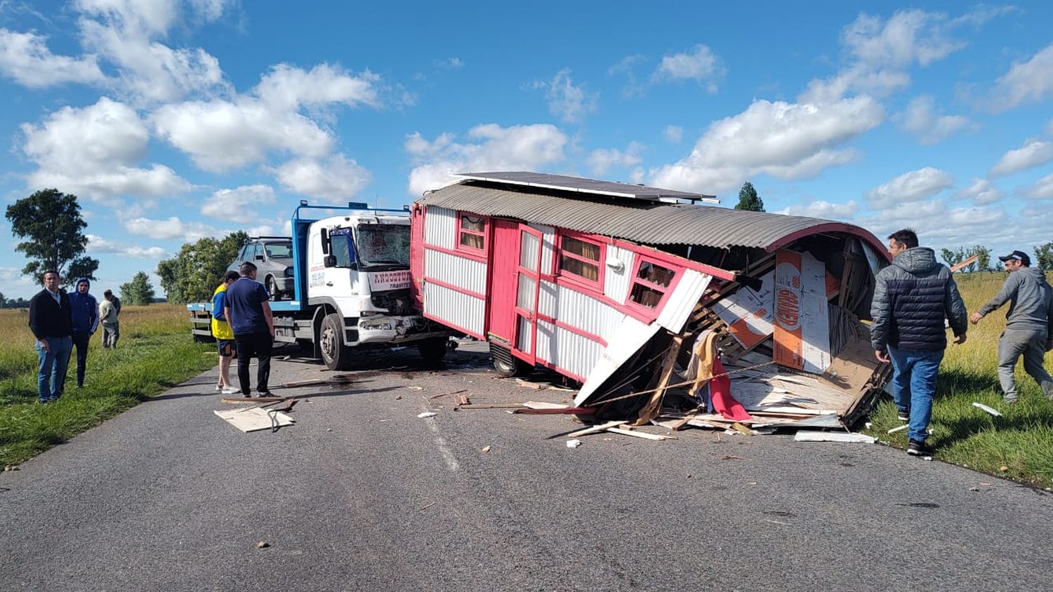 Un camión impactó por alcance con una casilla en la Ruta 30: el tránsito está restringido