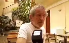 Pablo Alarcón actúa a la gorra en una plaza: “Necesito ganar guita para vivir”