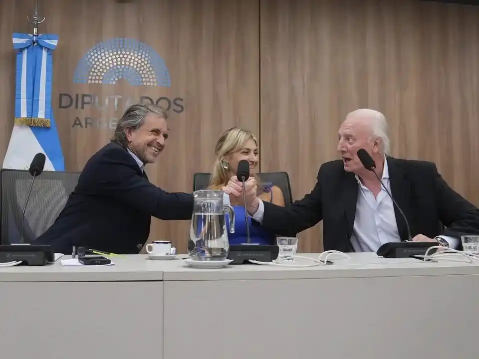 Bertie Benegas Lynch junto a Daiana Fernández Molero y Julio Moreno Ovalle.