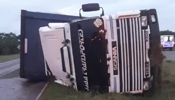 Un camión volcó en la Ruta 12 en el sur de Entre Ríos