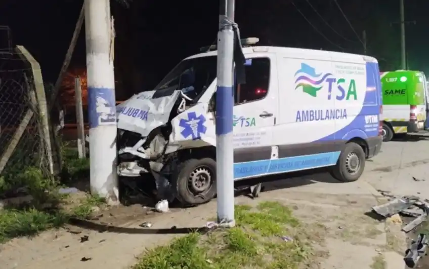 Una ambulancia que trasladaba a un nene chocó contra una camioneta en La Plata
