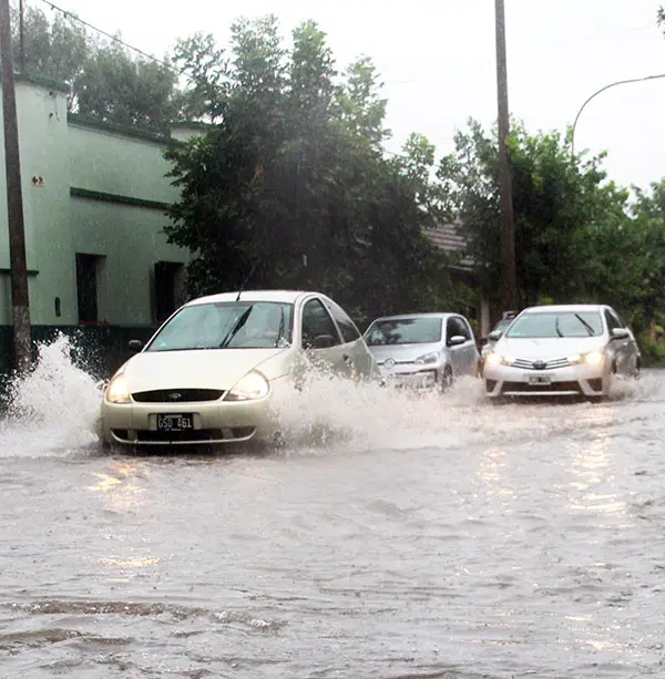 Calles anegadas y problemas por la lluvia