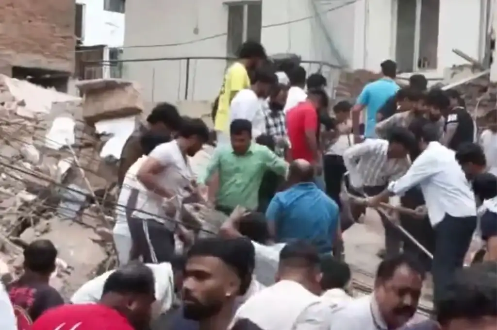 Voluntarios trabajan en el rescate de sobrevivientes
