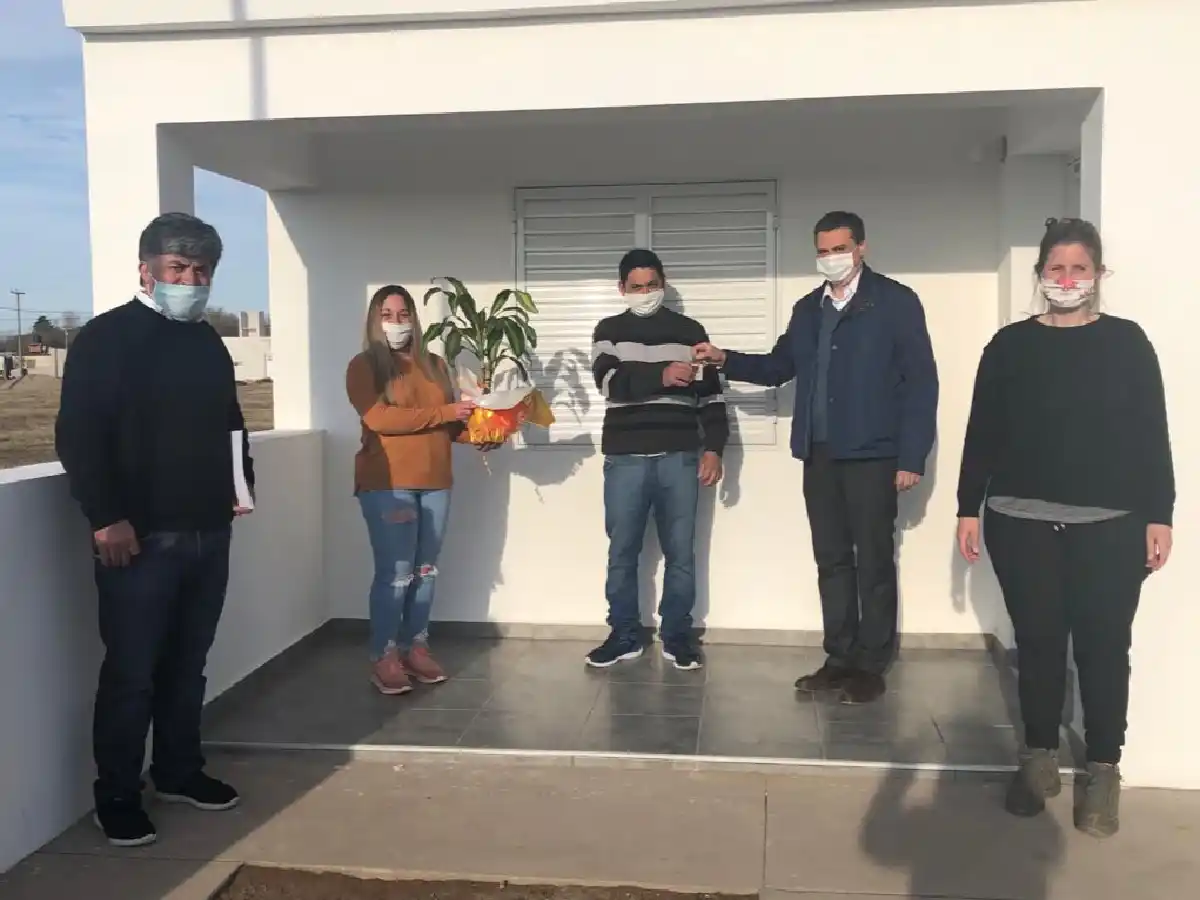 En Brinkmann, entregaron una nueva vivienda social  