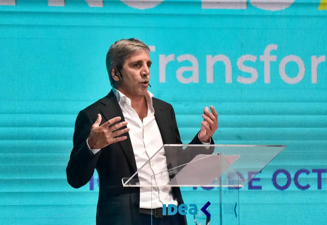 El ministro Caputo relativizó la suba del dólar y se reunió con empresarios.