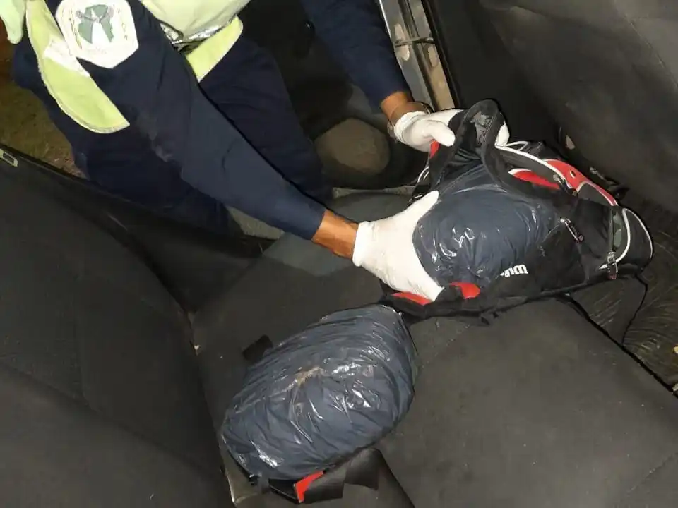 Desbaratan maniobra de narcotráfico en la Autovía José Gervasio Artigas: dos detenidos y más de dos kilos de marihuana secuestrados