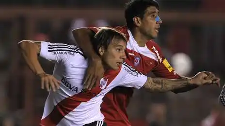 Argentinos sorprendió a River y hundió a Independiente
