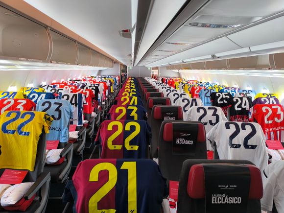 Live match, free jerseys and a star on board: this is how ELCLÁSICO was experienced on an Iberia flight