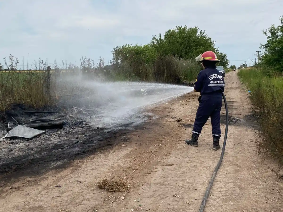 incendio de pastizales registrado en la intersección de Chile y Calle 120. Crédito: Bomberos de Venado Tuerto.